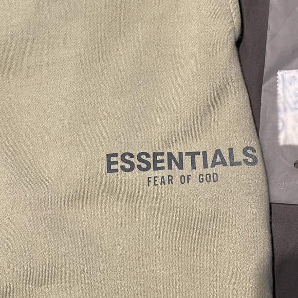 Essentials shorts - sage green - Picture 2 of 5